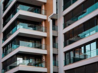 Investissement locatif en immeuble neuf Immeuble d'habitation neuf en ville, vu depuis la rue